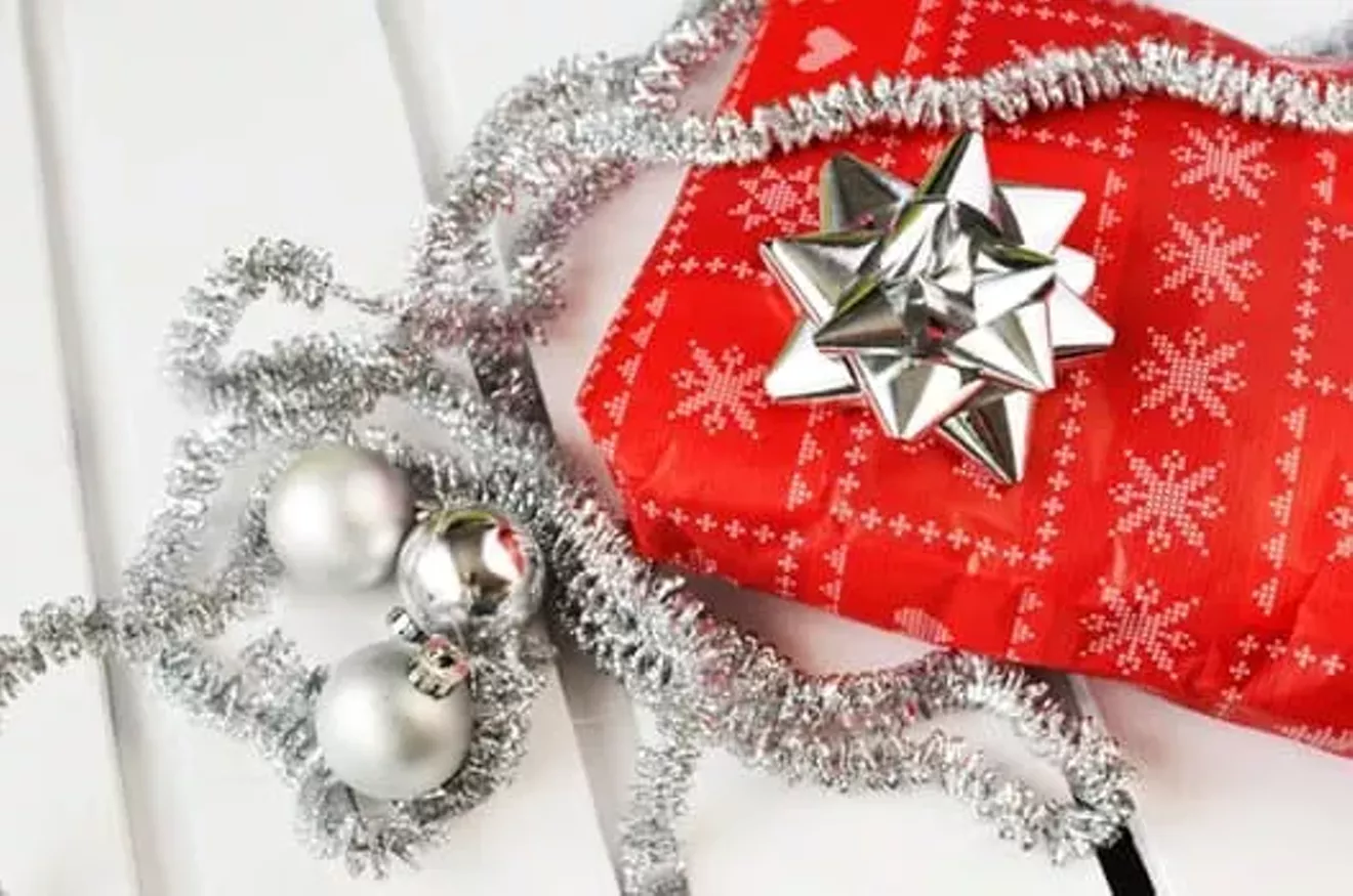 126967cf_red_gift_silver_trim.webp
