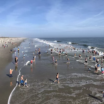 Image: Hundreds take unofficial New Year&rsquo;s Day plunge by Tybee Island pier