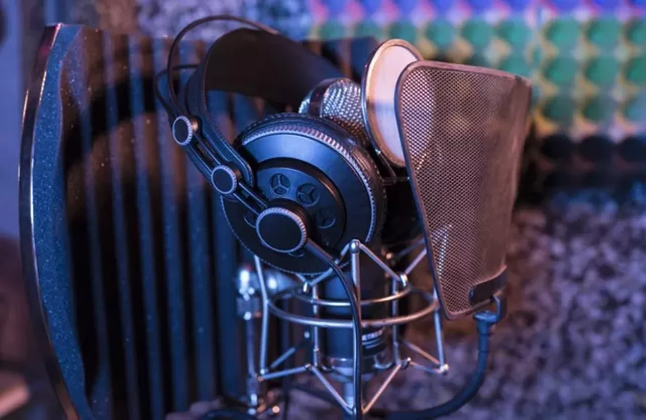 condenser_microphone_voiceover.webp