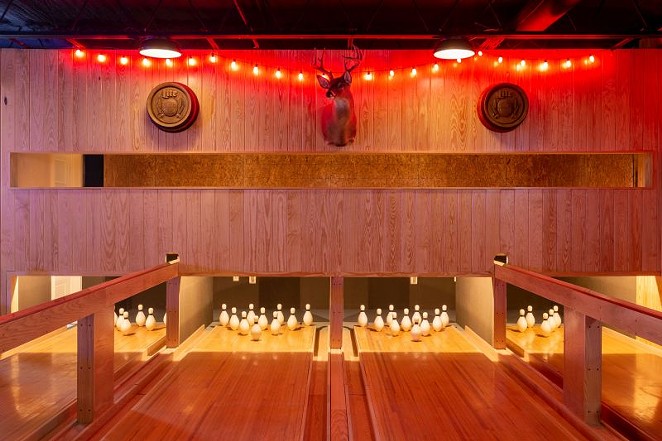 Moodright’s: Bowling & booze in Starland