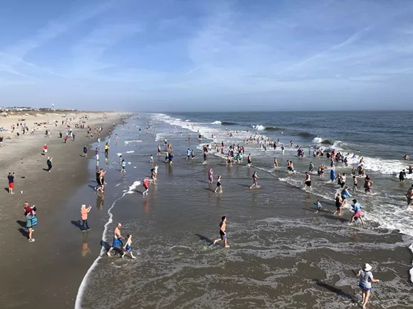 Hundreds take unofficial New Year&rsquo;s Day plunge by Tybee Island pier